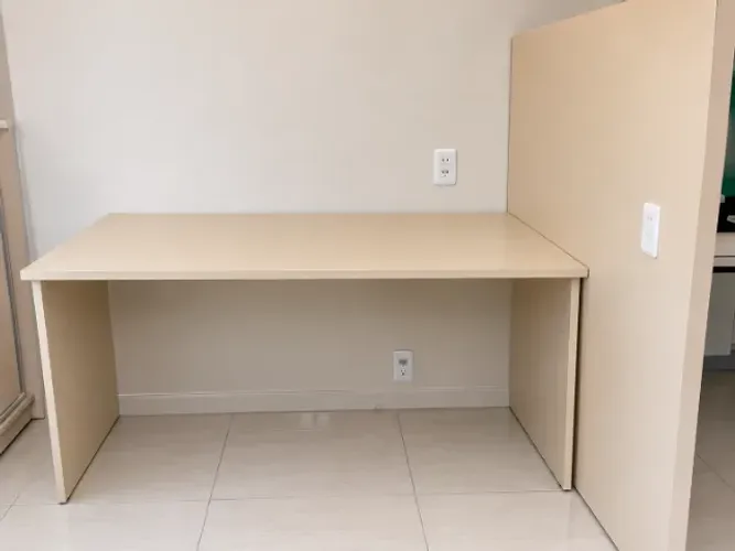 mesa com painel divisorio