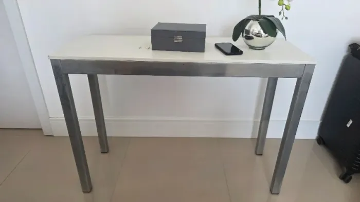 Mesa Aparador 106 x 38 cm - pés de alumínio