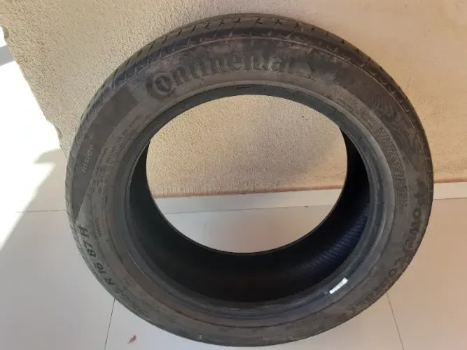 Vendo pneu Continental 195x55 aro 16 em ótimas condições. 