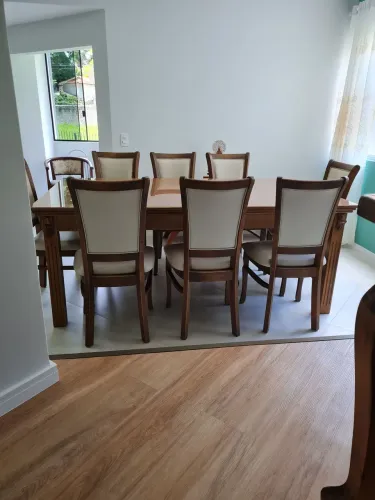 Mesa de madeira maciça com 8 cadeiras 