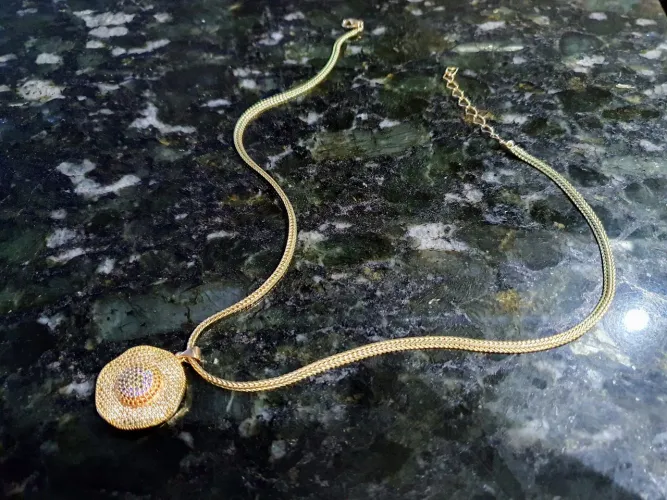 Colar Dourado com Pingente Detalhado