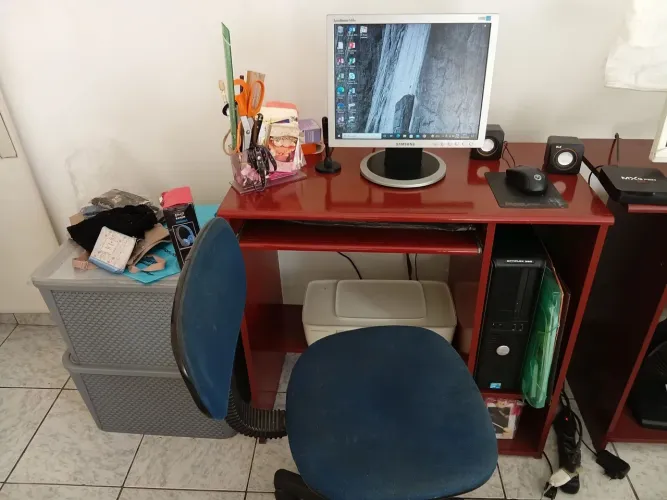 Computador de mesa completo,mesa cor mogno , caixa de som , mousse , teclado ,cadeira .