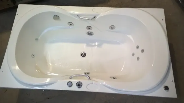 Vendo Banheira de hidromassagem AUTO PORTANTE, 12 jatos, motor de 1 CV, exclusiva