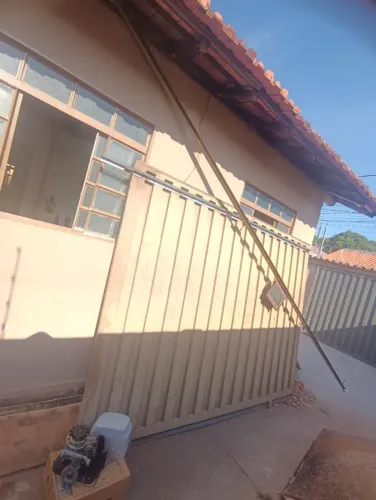 Portão com trilho superior e suporte para motor eletrônico