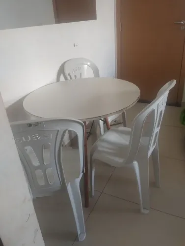 Mesa com 3 cadeiras