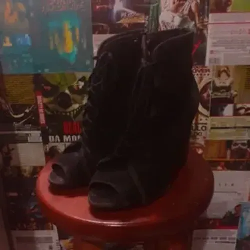 Salto alto preto com cadarço ziper e pés amostra