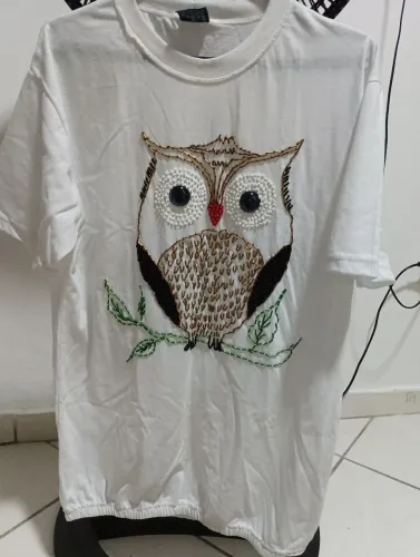 Blusa de malha bordada a mão