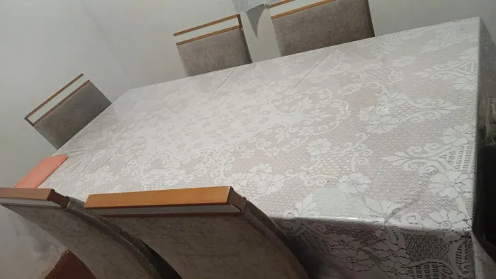 Mesa de madeira com 6 cadeiras
