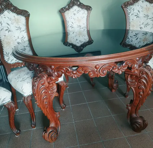 Conjunto de mesa clássica com 4 cadeiras.