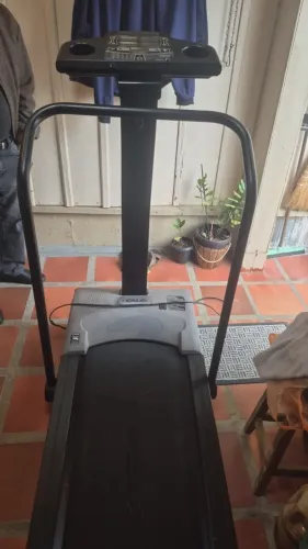 ESTEIRA PARA EXERCÍCIOS EM CASA