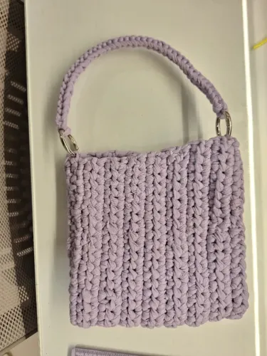 Bolsa de mão lilás crochê