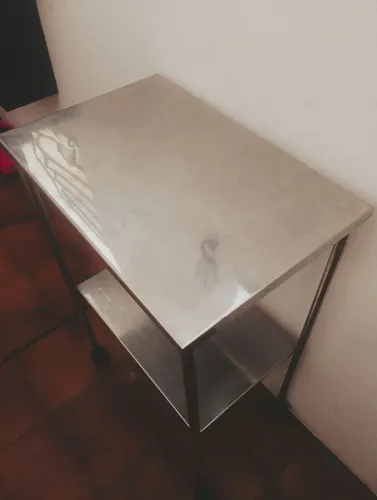 BANCADA DE INOX DE 0,60CM POR 0,42CM, DUAS PRATELEIRAS