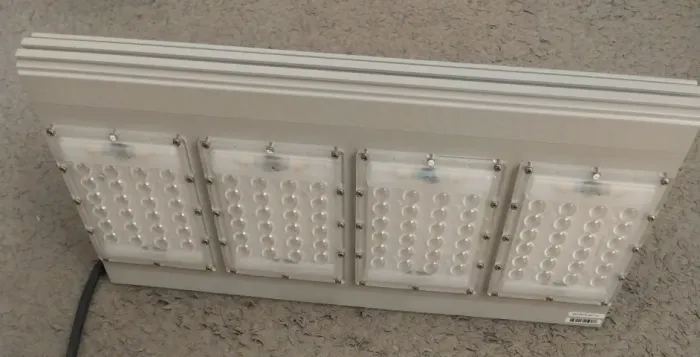 Luminária LED High Bay Industrial da marca SX Lighting, com potência de 193W, temperatura