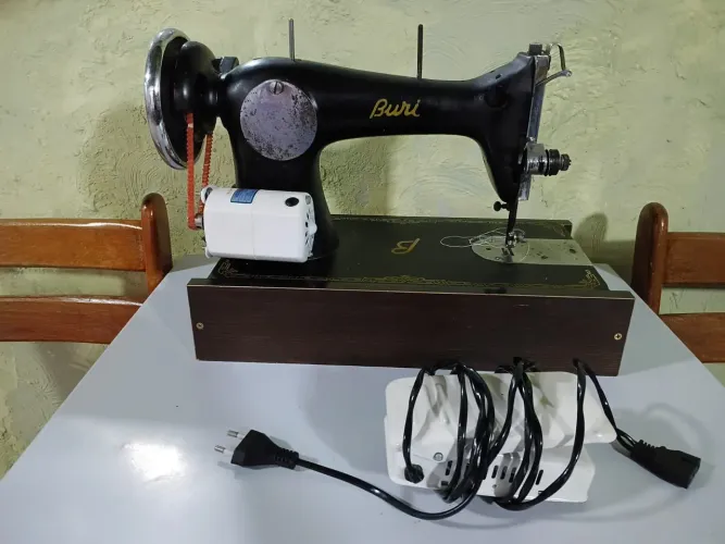 Máquina De Costurar Antiga Buri Com Motor 127v (Necessita manutenção na agulha)
