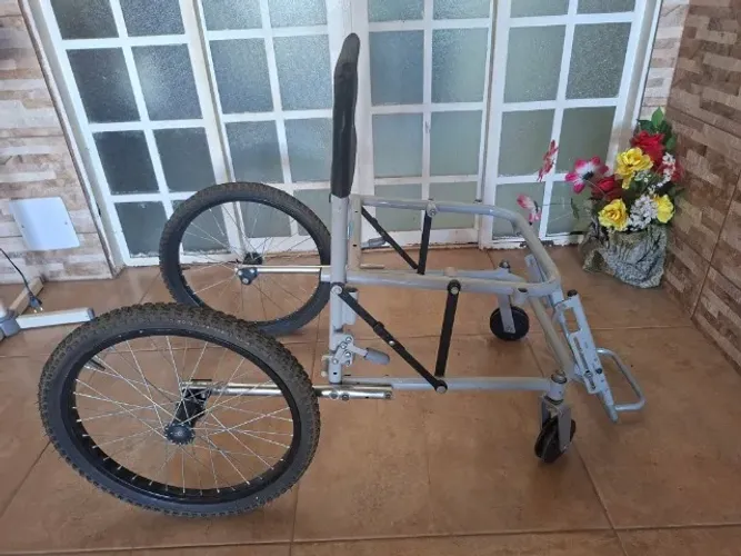 vendo essa cadeira estrutura em aluminio precisa de manutençao vendo no estado interess