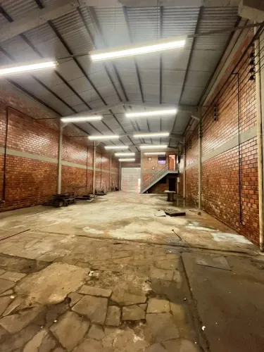 Pavilhão 200m² no Rio Branco com acesso à BR-448 e entrada para caminhões