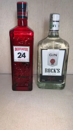 Vários litros de bebidas originais.