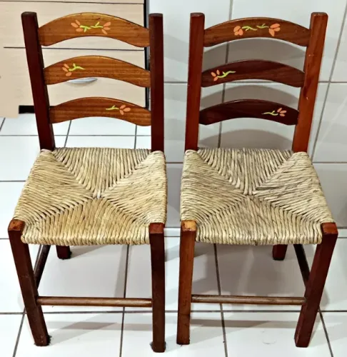 Duas Cadeiras de madeira com assento em palha - Decoradas