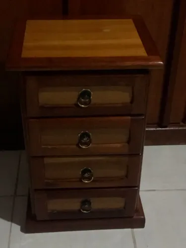 Vendo uma Mesinha de cabeceira de madeira maciça em perfeito estado de conservação. 