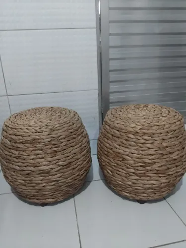Conjunto de 2 puffs transados de palha
