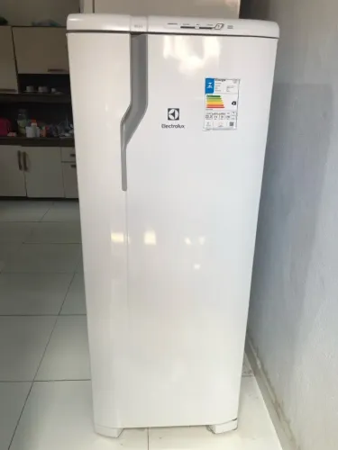 Geladeira Electrolux RE31 240L Branca - Muito Conservada