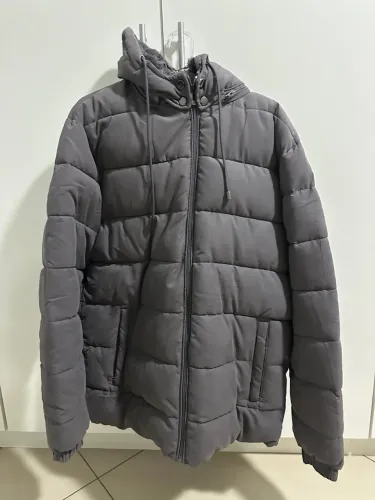 Jaqueta puffer cinza
