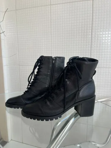 Bota coturno couro Arezzo