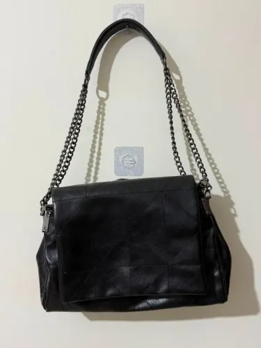 Bolsa Preta Matelassê com Correntes - Estilo Versátil