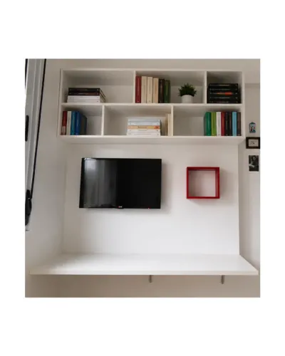 Estação de trabalho com lugar para colocar a TV com fios embutidos