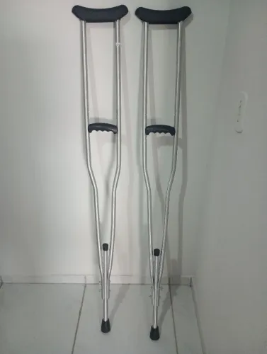 Vendo duas muletas novas de alumínio. Várias regulagens. 