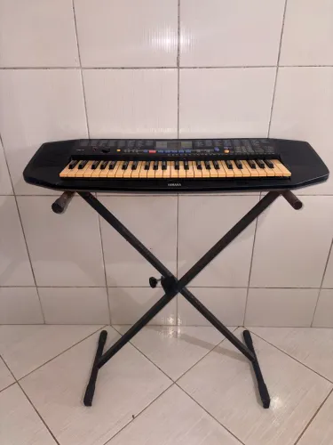 Teclado Musical Yamaha PSR Series 230 + Suporte - R$ 1.250,00 
