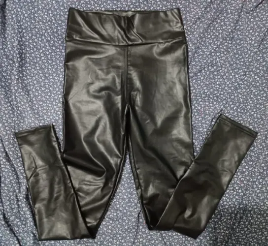 Calça/legging preta de cirrê da shein 