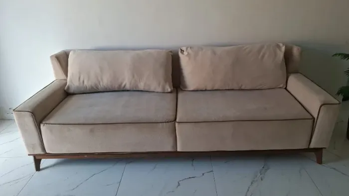 Um sofá confort plus bege 2.30 mts.   Em perfeito estado