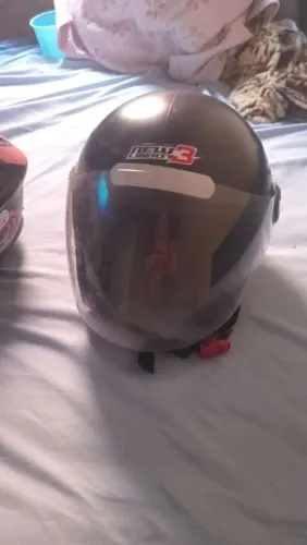 2 capacetes sendo um masculino e um feminino. 