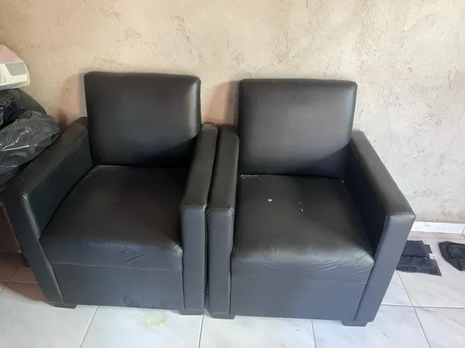 Poltronas de salão 3 meses de uso, toda no couro nova