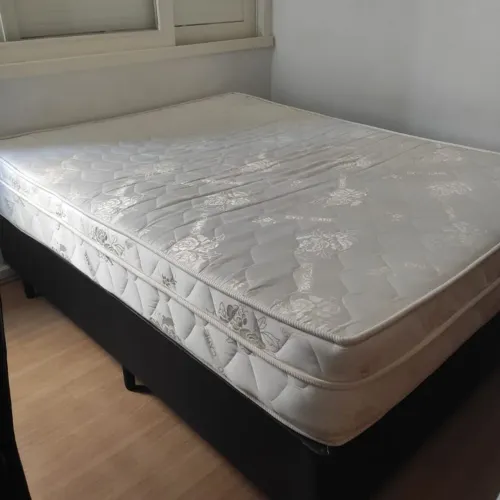 COLCHÃO DE CASAL QUENN SEMINOVO