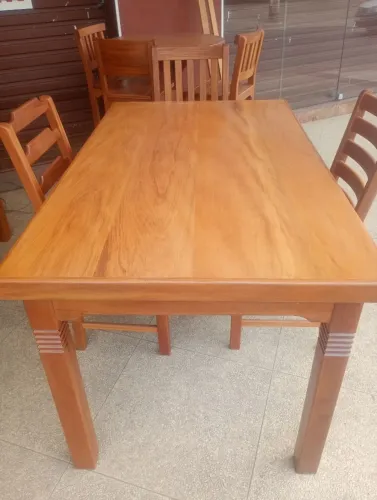 Conjunto de Mesa e Cadeiras de Madeira - Feito à Mão