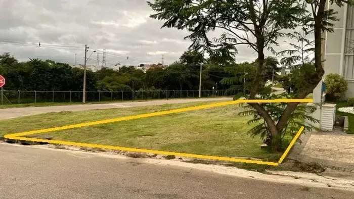 Terreno no Condomínio Campos do Conde, próximo ao Éden, com fácil saída para a Rod. Castel