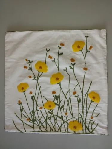 Capa para almofada bordada em relevo - Flores amarelas