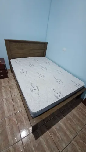 Cama de casal de madeira com colchão