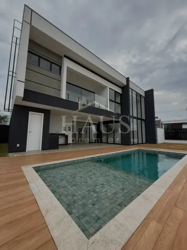 Casa ampla e com iluminação natural plena no Alphaville em Juiz de Fora (MG)