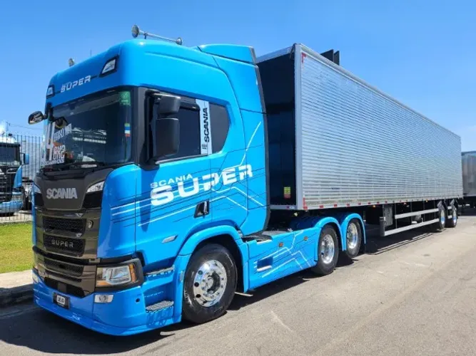 Scania R460 6x2 Super Ano 24 197mil km + Baú 2 Eixos 0km 30 plts 15.40 x 2.90 c/pneu