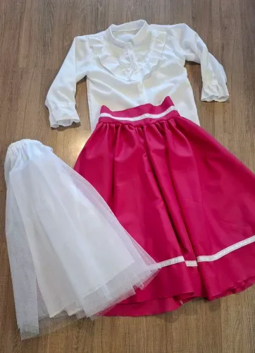 Conjunto de blusa e saia - prenda infantil
