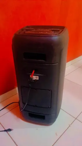 Vendo caixa de som com defeito parou de funcionar vendo para retirada de peças ou concerto