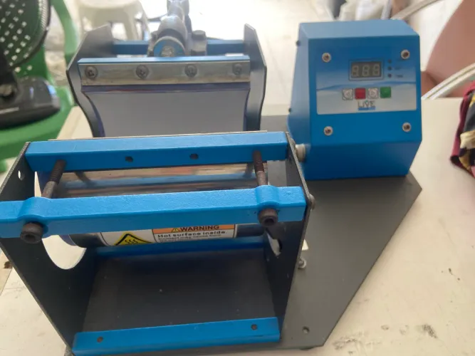 Máquina de estampar canecas