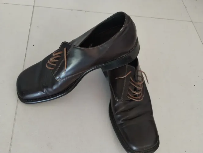 Sapato em couro legítimo - adquirido na Itália - Marca Prada - Tamanho 42/43 aprox.