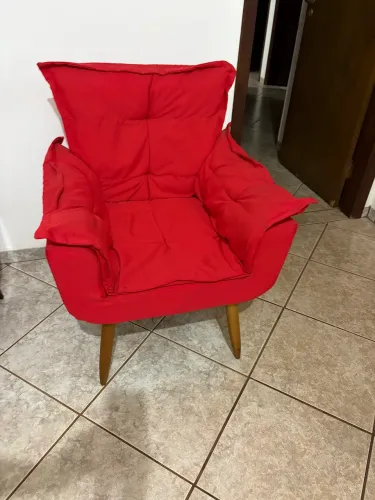 Poltrona confortável e cheia de estilo + Nicho vermelhos
