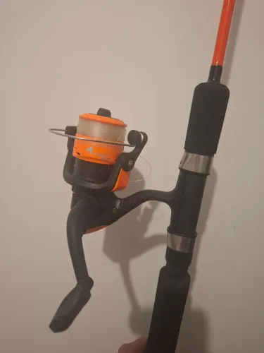 Vara de pescar com molinete