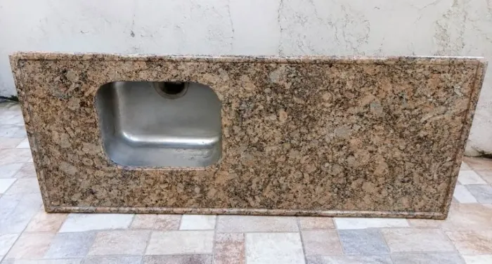 Pia de Granito 1,34m com Cuba de Inox Embutida - Excelente Estado