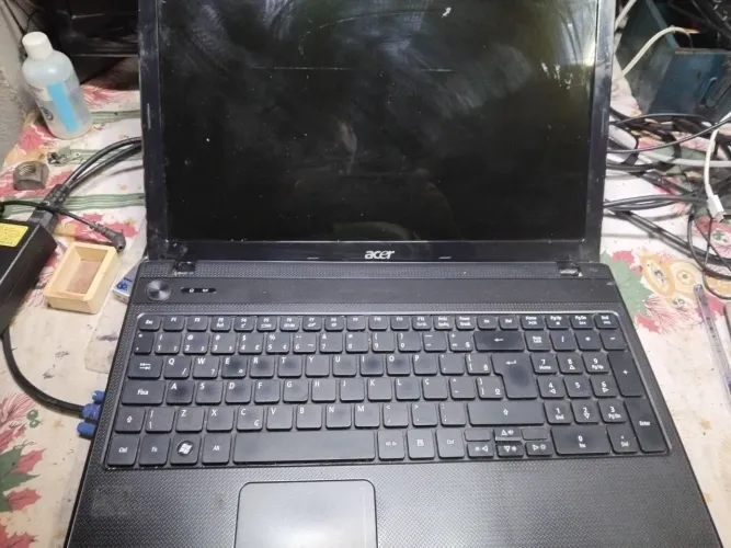 Notebook acer aspire 5252v496 p/aproveitar peças funcionando carcaça 80% tela com riscos.